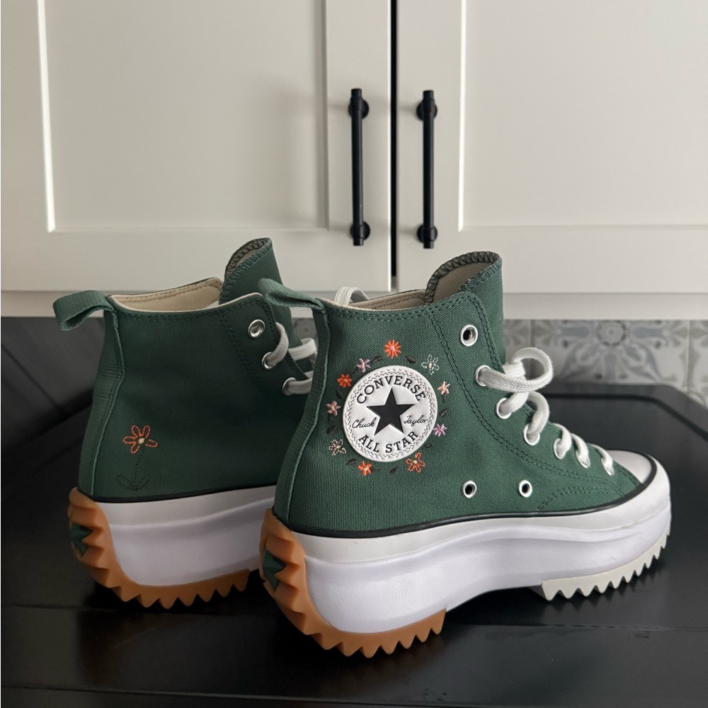 Run Star Hike Platform with little flowers